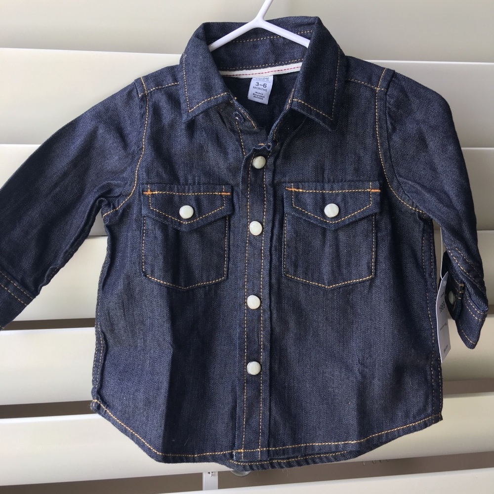 Gap NWT pearl snap button down 💙